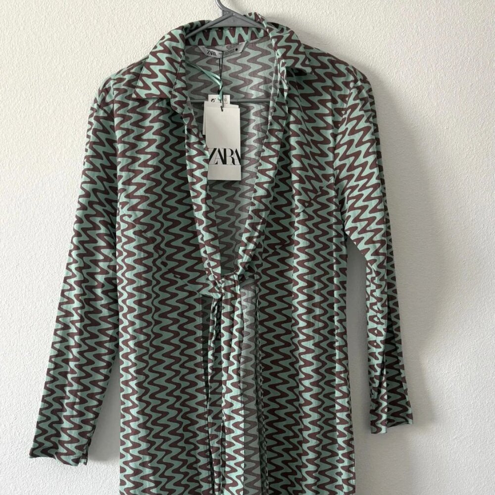 Make a statement with this trendy and versatile Zara Lissie tunic shirt! Condit